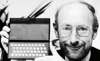 Sir Clive Sinclair muestra orgulloso su última creación.