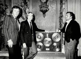 Un Clayderman sonriente con sus discos de oro. De Senneville (derecha), fue el compositor de uno de sus grandes éxitos, llamado casualmente “Ballad Pour Adeline”.