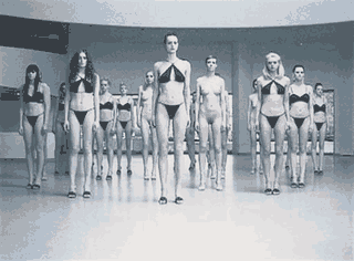 La secuencia parodia VB35 , una instalación real de la artista italiana Vanessa Beecroft puesta en el Guggenheim en 1998. En el momento fue muy criticada y todavía estaba presente en la memoria del mundo artístico.