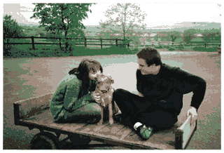 Harry en las Shetlands, junto a su esposa Mandy y Roo, su mascota.