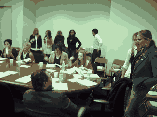 Duncan junto a su elenco tentativo, leyendo el guión de Alice Underground (del blog de Mary Duncan)